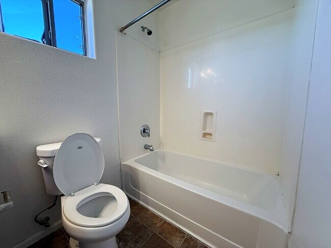 Building Photo - Spacious & Stylish in the Heart of Surprise!