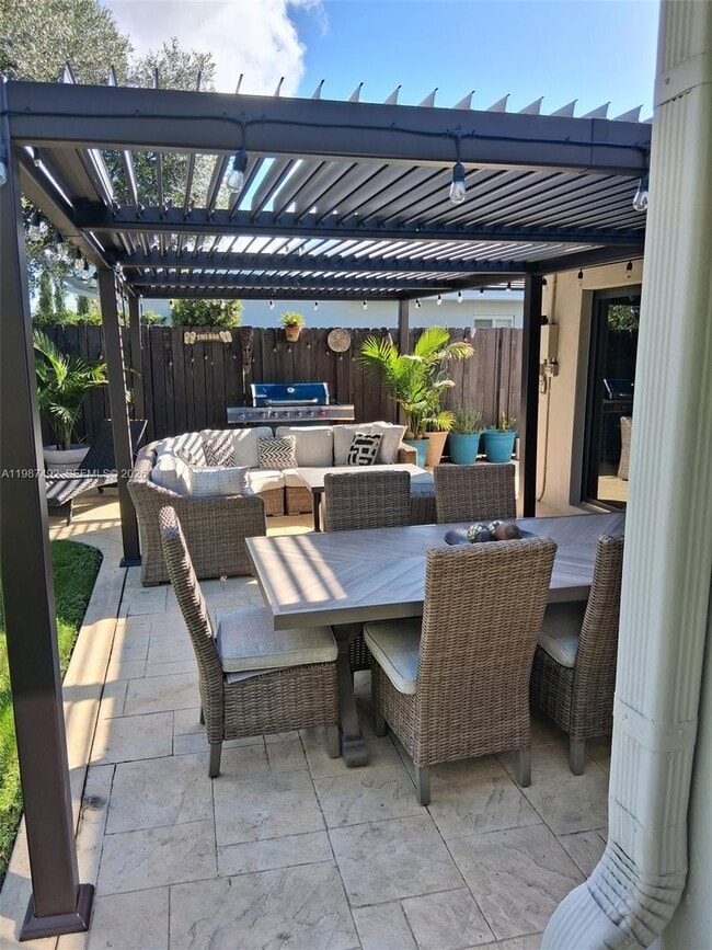 Building Photo - 371 SE 3rd St