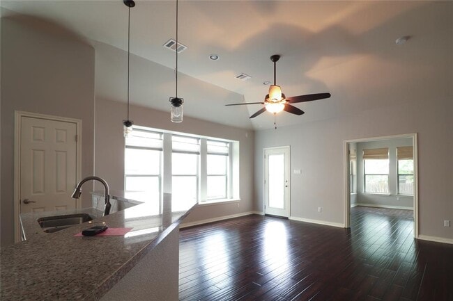Building Photo - 528 Loma Cedro Bend