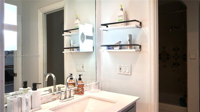 Building Photo - 741 E Coco Plum Cir