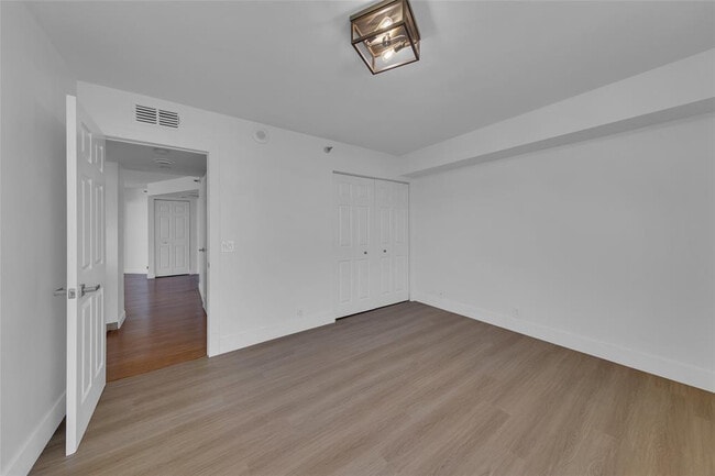 Building Photo - 3500 Mystic Pointe Dr