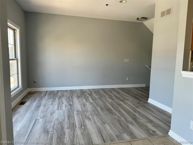 Building Photo - 1627 E Lakeview Ln