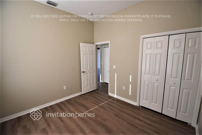 Building Photo - 3960 Woodview Dr