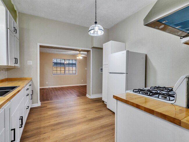 Building Photo - 414 N Avenue C