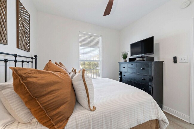 Building Photo - 6084 Sawgrass Cir