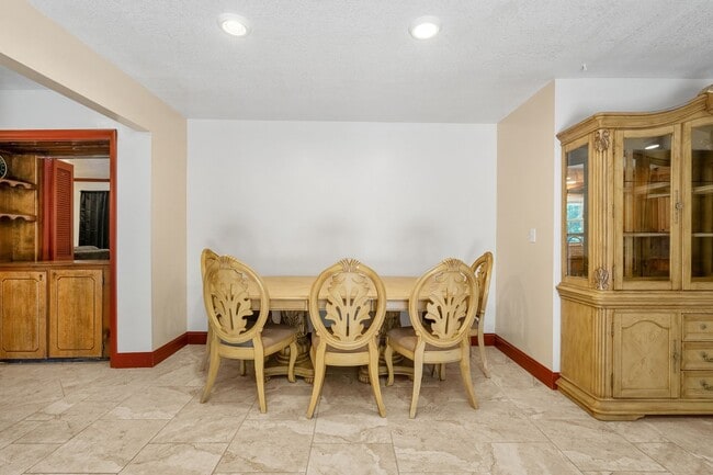 Building Photo - Large Home on Almost 2 Acres!