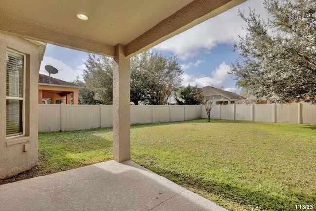 Building Photo - Stunning 4/2.5 Home with a Large Fenced Ba...