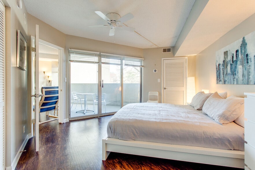 Building Photo - 900 19th Ave S