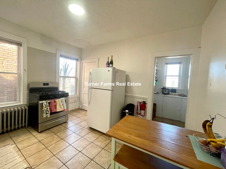 Building Photo - 162 Kelton St