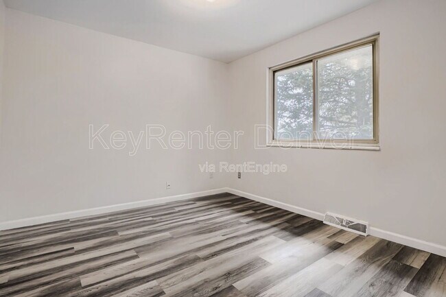 Building Photo - 949 Olathe St