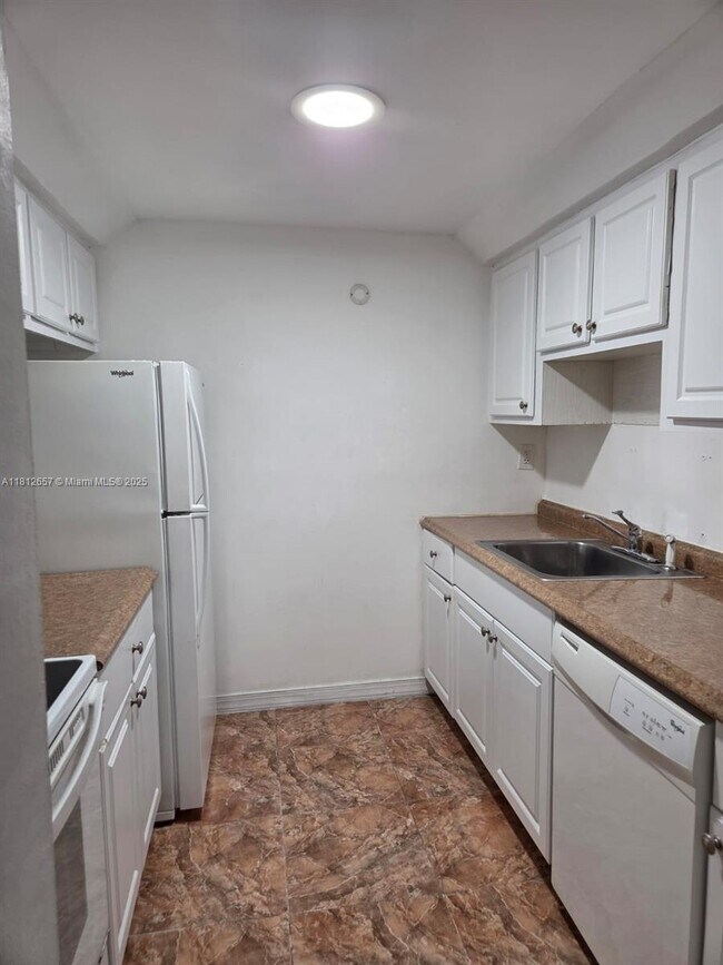 Building Photo - 14601 N Kendall Dr
