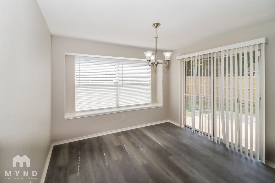 Building Photo - 4961 Briar Oaks Ln