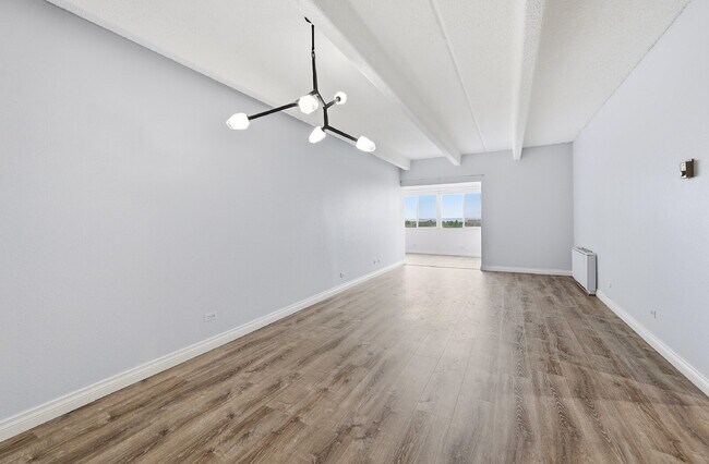 Building Photo - $1,095.95, 1 bed, 1 bath, located in Denver with a gorgeous sunroom