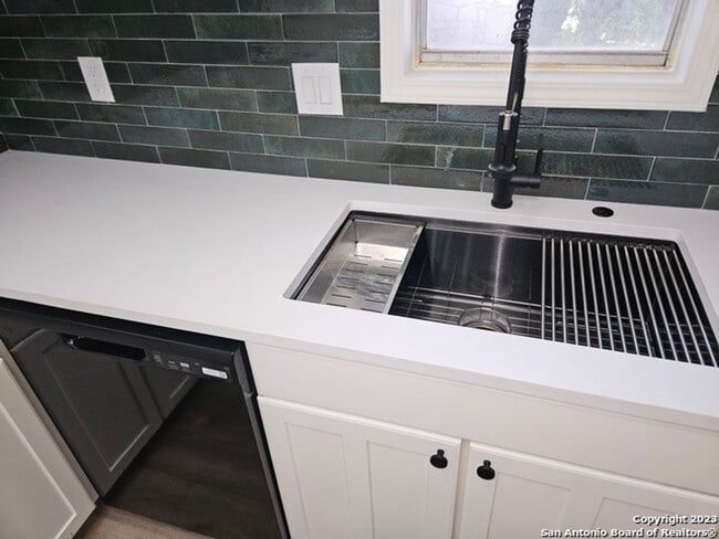 Building Photo - 4 Bedroom one story in Silver Creek