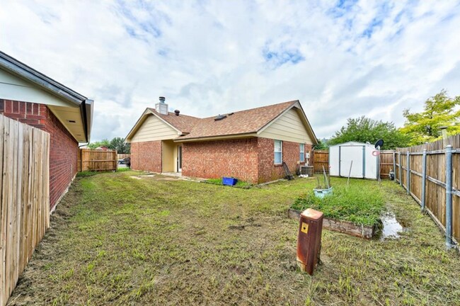 Building Photo - Charming 2-Bedroom, 1-Bathroom Home in Pea...