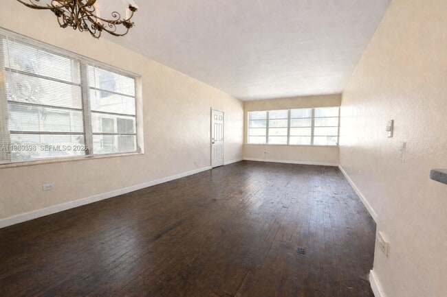 Building Photo - 4710 Pine Tree Dr