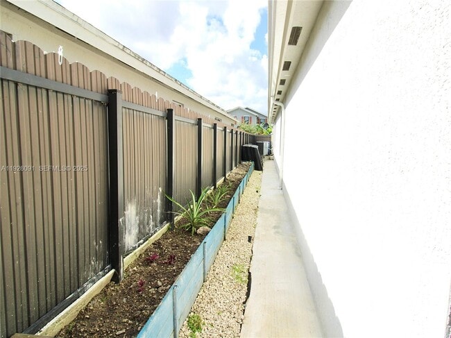 Building Photo - 561 NE 6th Pl