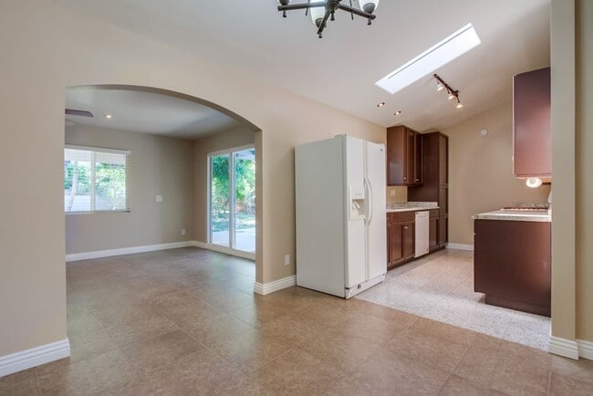 Building Photo - Beautiful 3 Bedroom + Den Home in the Foot...