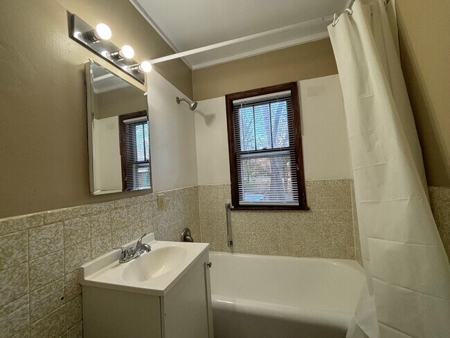 Building Photo - 4 bedroom, 2 bathroom home in the peaceful community of Mahtomedi access to White Bear Lake