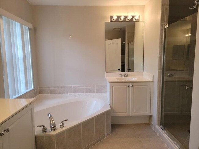 Building Photo - 233 River Bluff Ln