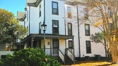 Building Photo - SPACIOUS 2 BEDROOM/1 BATH HOME IN PORTSMOUTH