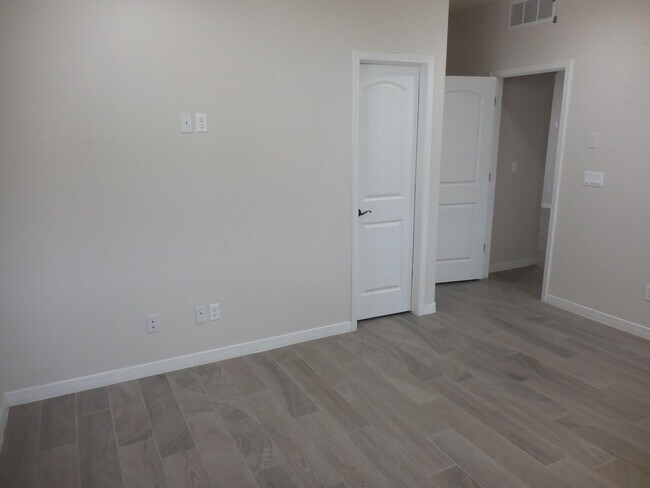 Building Photo - 213 Epsom Dr