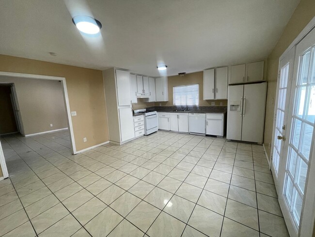 Building Photo - 3 BEDROOM 2 BATHROOM BEAUTIFUL HOUSE WITH ...