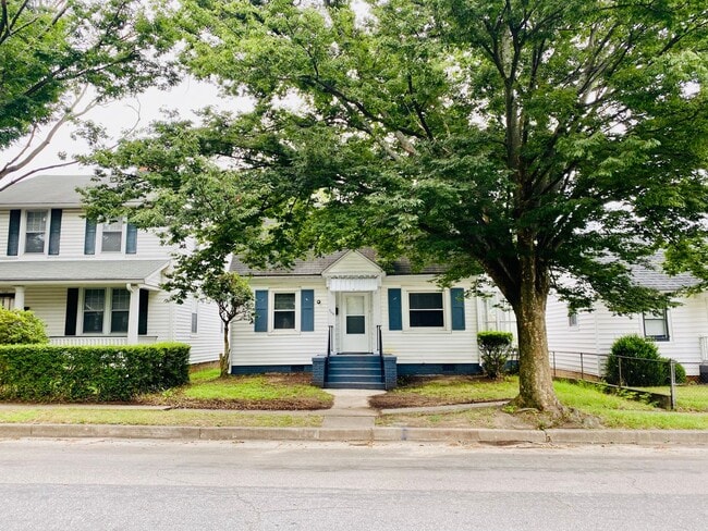 Building Photo - Adorable 2bdrm/1bth Bungalow Conveniently Located in Richmond's Historic Churchill!!