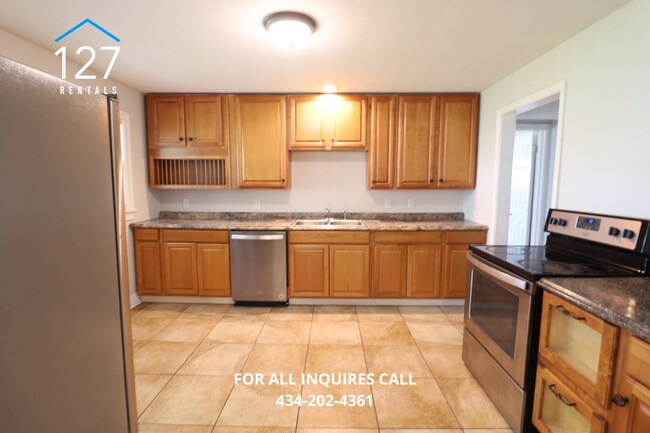 Building Photo - 3 Bedroom Unit with Electric and Water Utilities Included!!