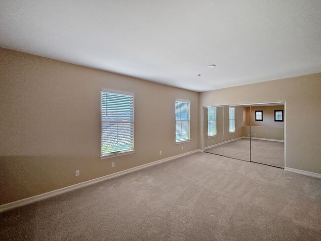 Building Photo - Beautiful & Spacious 2BD/2BA Townhouse in ...
