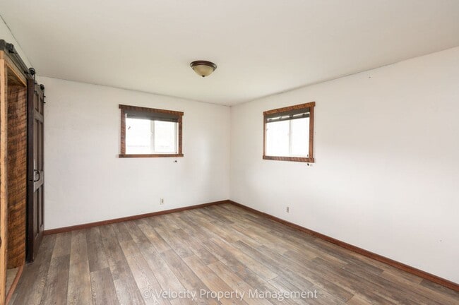 Building Photo - Charming Country Home!