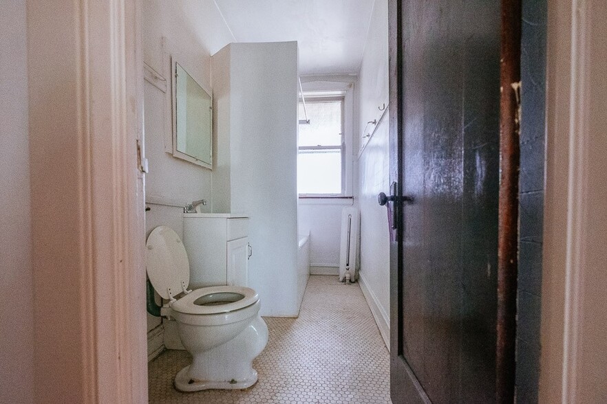 Building Photo - 1917 W Winnemac Ave