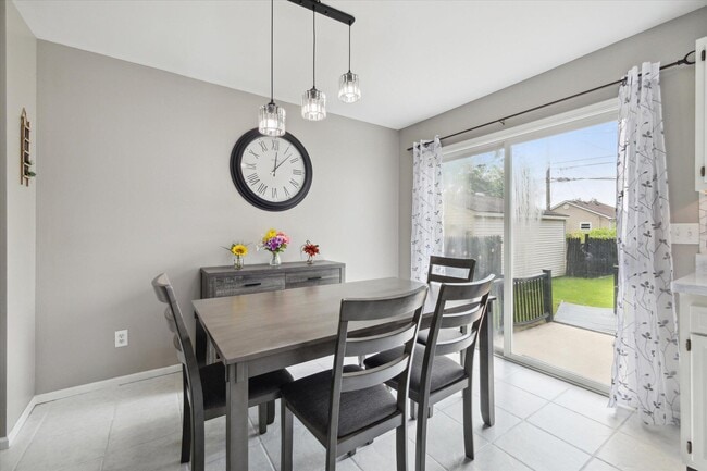 Building Photo - 578 E Mahan Ave