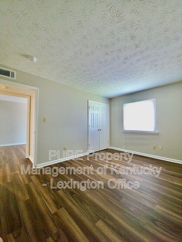 Building Photo - 3772 Camelot Dr