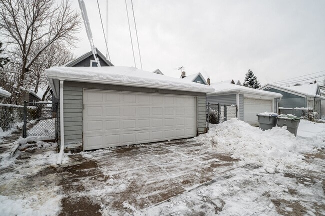 Building Photo - Charming 3-Bed Home in Bayview!  With 2 Car Garage!!  Pets Welcome!