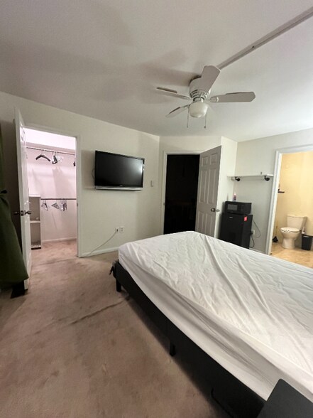 Building Photo - 8 Deer Run Ct