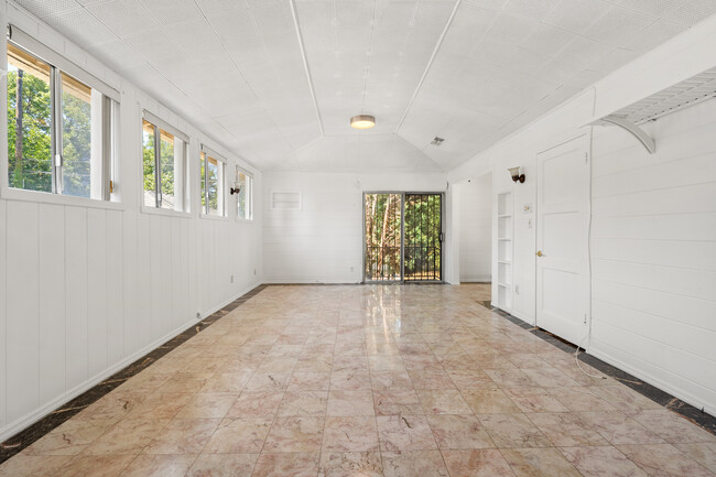 Building Photo - 327 N Avon St