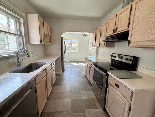 Building Photo - 3 Bedroom / 2 Bath Home - Bespoke Elegance in the University District!