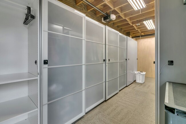 Building Photo - Private ADU available in Burien (garages n...