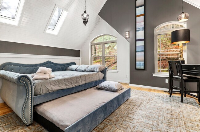 Building Photo - 211 Lakeshore Dr