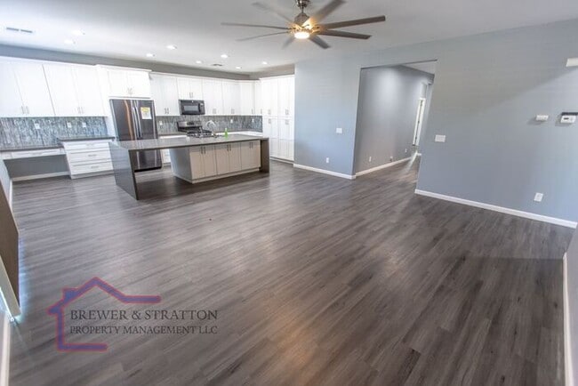 Building Photo - 391 S 163rd Dr - 4BR, 2BA - Sarival/Van Buren