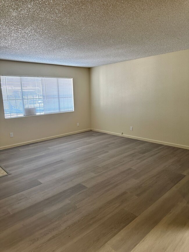 Building Photo - 4 bedroom Rental