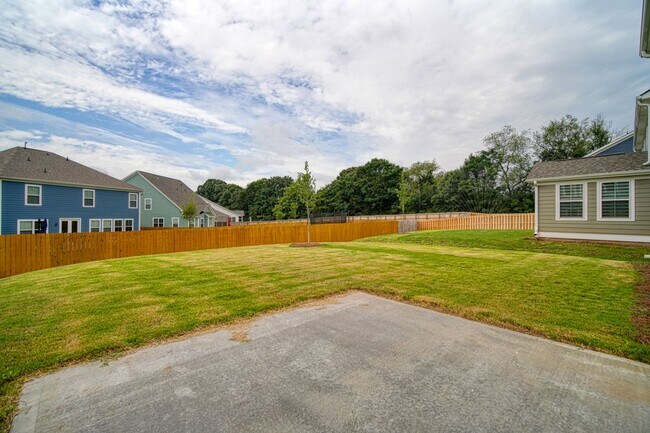 Building Photo - Gorgeous 4 BR, 3 BA Home With Easy Access ...