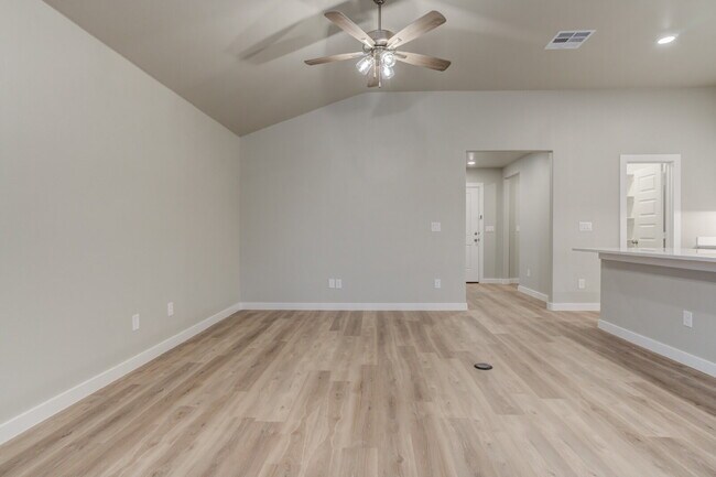 Building Photo - 4 Bed 2 Bath Home in South Lubbock! Extend...