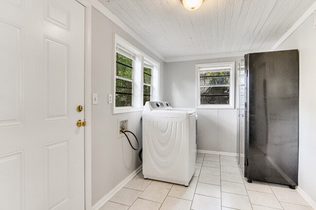 Building Photo - Charming Shotgun Home Just Minutes from Do...