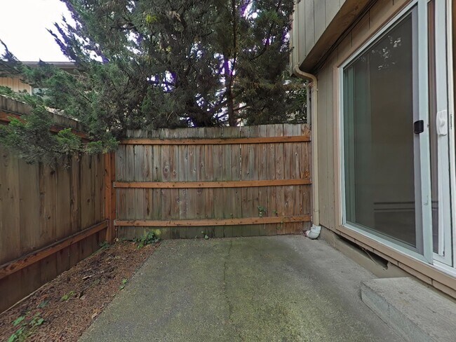 Building Photo - 2 Bedroom Apartment ~ Close to 9th Street ...