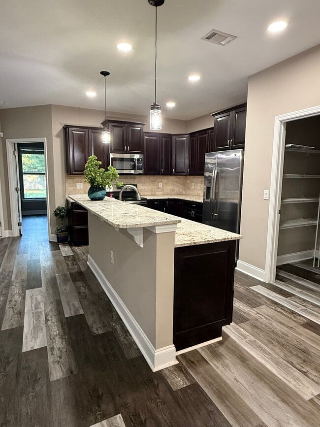 Building Photo - New Listing