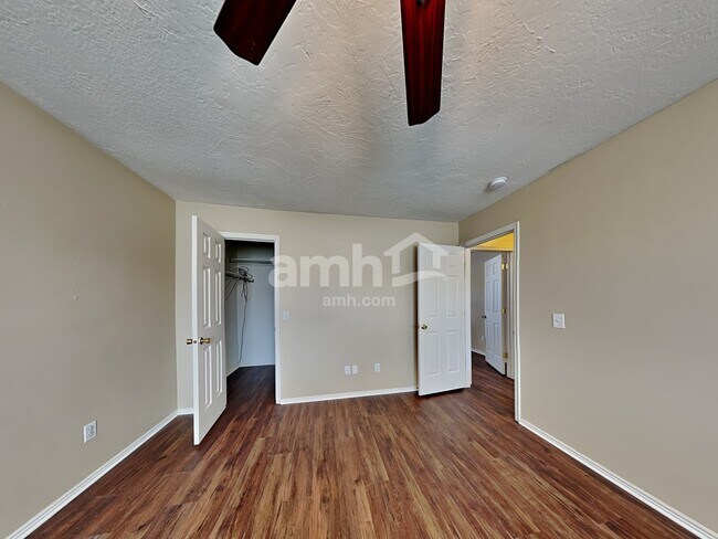 Building Photo - 5870 S Clear Vista Dr