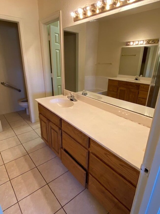 Building Photo - 3 BEDROOM 2 BATH 2 CAR GARAGE