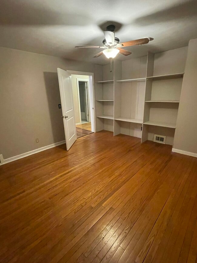 Building Photo - 213 Garden City Dr